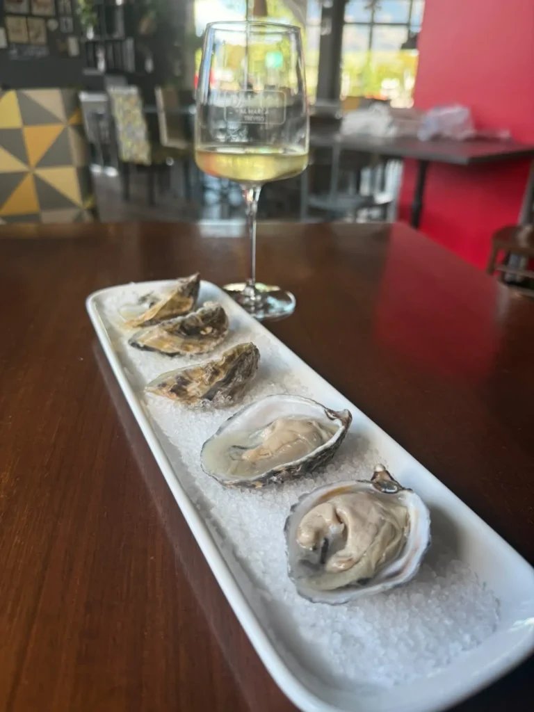Piatto pesce fresco ostriche bicchiere vino dai fioi al marca treviso